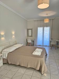a bedroom with a bed with towels on it at Aktio Studios in Gavrio