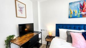 a living room with a desk and a couch at Sangha House - Ensuite Rooms with Shared Kitchen Facilities in Leicester +68 photos
