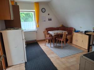 a small kitchen with a table and a couch at Ferienwohnung Heidi in Selb