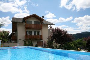 eine Villa mit Swimmingpool vor einem Haus in der Unterkunft Spanglerhaus in Deutschnofen