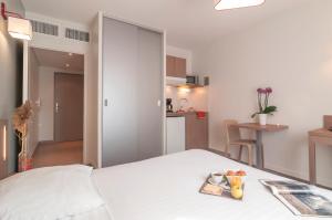 sypialnia z łóżkiem z tacą z jedzeniem w obiekcie Appart'City Confort Perpignan Centre Gare w Perpignanie