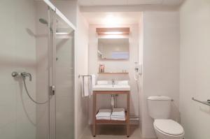 y baño con aseo, lavabo y ducha. en Appart'City Confort Perpignan Centre Gare, en Perpiñán