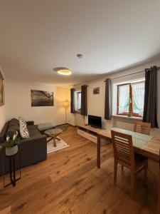 a living room with a couch and a table at Ferienwohnungen Größwang in Bischofswiesen