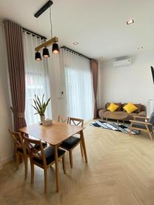 a living room with a table and a couch at Beas Boutique House Khlong Dow in Ko Lanta