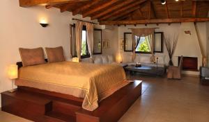 een slaapkamer met een bed en een woonkamer bij Heos Accommodation in Ormos Panagias