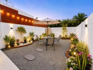 a patio with a table and chairs and an umbrella at Urban Homie 40 in Langu