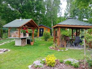 a gazebo and a pavilion in a yard at Letniak pod Dębami in Grabina