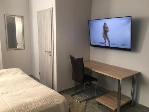 A television and/or entertainment centre at Rooms Banjac