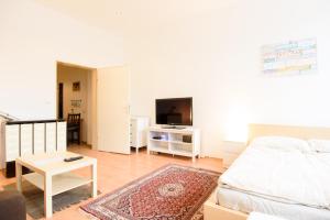 ウィーンにあるVienna Living Apartments - Dampfgasseのベッドルーム(ベッド1台、テレビ、テーブル付)