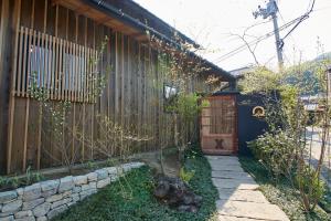 a house with a fence and a wooden door at 岩室久元 in Niigata