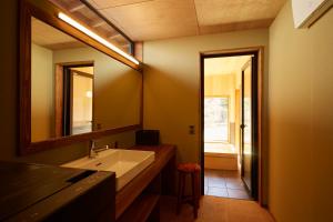 a bathroom with a sink and a mirror at 岩室久元 in Niigata