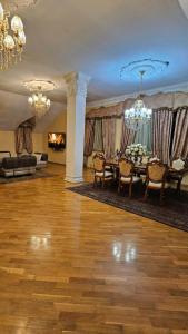 a living room with a table and a chandelier at Retro Palace Residence Tashkent in Toshkent-Passajir Bekati +44 photos