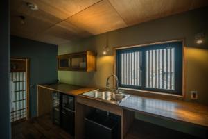 a kitchen with a sink and a window at 岩室久元 in Niigata
