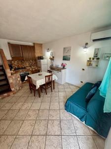 a living room with a couch and a table at casetta sul porticciolo in Stintino