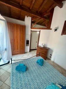 a bedroom with a bed with blue pillows on it at casetta sul porticciolo in Stintino