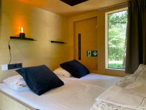 a room with two beds and a window at Skydeck Cabin met Jacuzzi & Rooftop in Holten +23 photos