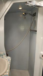 a shower in a small bathroom with a toilet at Passeio diurno e hospedagem de Veleiro Maverick in Paraty
