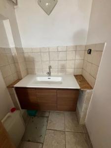 a small bathroom with a sink and a tub at casetta sul porticciolo in Stintino