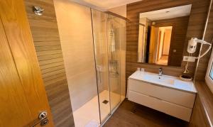 a bathroom with a sink and a shower at Hotel Restaurante Playa de Estorde in Cee