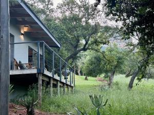a house with a balcony on the side of it at The Sleep Studio in Kampersrus AH