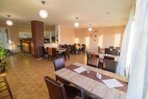 una sala da pranzo con tavoli e sedie in un ristorante di Penzion Dyje a Hevlín