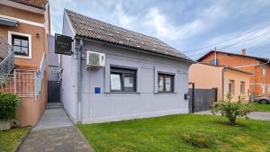 a gray house with a gray roof at Apartman Grey in Jastrebarsko