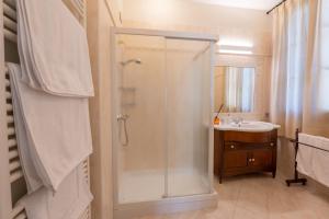a bathroom with a shower and a sink at 108 B&B Valdobbiadene in Bigolino