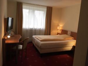 Postel nebo postele na pokoji v ubytování tauwerk Hotel
