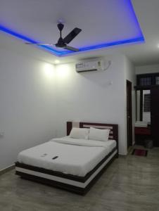 a bedroom with a bed with a blue ceiling at Zero One Residency in Quilāndi