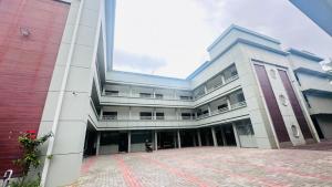 a large white building with a large courtyard at Zero One Residency in Quilāndi