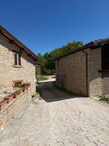 an alley between two brick buildings with a driveway at Affittacamere Castelmanardo in Amandola