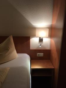 Postel nebo postele na pokoji v ubytování tauwerk Hotel