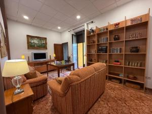 a living room with two chairs and a television at Alojamiento Rural Ambite in Ambite