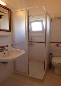 カルカンにあるClub Patara Villas 222のシャワー、洗面台、トイレ付きのバスルーム