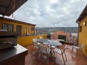 a patio with a table and chairs on a balcony at Alojamiento Rural Ambite in Ambite