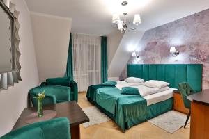ein Schlafzimmer mit einem Bett, einem Tisch und Stühlen in der Unterkunft Hotel Wiosna in Rabka-Zdrój + 146 Fotos