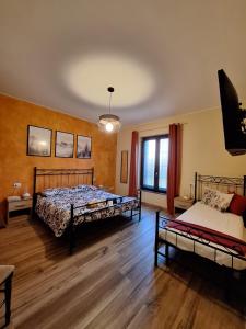 a bedroom with two beds and a couch at Al Vecchio Lavatoio - Relax in collina in Colle Brianza