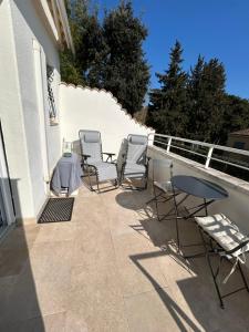 eine Gruppe von Stühlen und Tischen auf einer Terrasse in der Unterkunft Elo'Nco in Caderousse + 2 Fotos