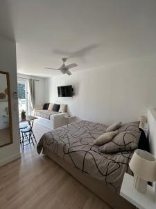 ein Schlafzimmer mit Bett und ein Wohnzimmer in der Unterkunft Elo'Nco in Caderousse