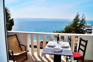 einen Tisch auf einem Balkon mit Meerblick in der Unterkunft Marinero Studio Apartments in Split