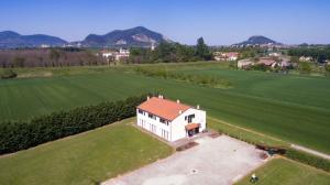 an aerial view of a white house in a field at Temporin Ospitalità in Monselice