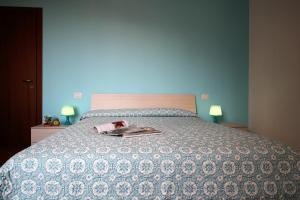 um quarto com uma cama com uma bolsa em House Navigli em Milão