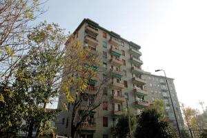 um edifício alto com muitas janelas do lado em House Navigli em Milão