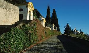 a road leading up to a building with a house at Temporin Ospitalità in Monselice +7 photos
