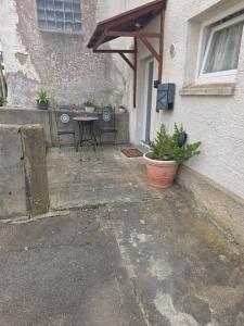eine Terrasse mit Tisch und Stühlen vor einem Gebäude in der Unterkunft Panoramic Hause in Uttenweiler