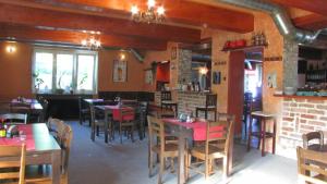 ein Speisesaal mit Tischen und Stühlen in einem Restaurant in der Unterkunft Motel Grádo in Prag