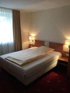 Postel nebo postele na pokoji v ubytování tauwerk Hotel