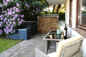 a patio with a table and a bunch of flowers at Weiher Apartment mit Terrasse & Parkplatz in Kulmbach