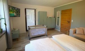 a room with a crib in the middle of a room at Weiher Apartment mit Terrasse & Parkplatz in Kulmbach
