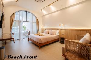 a bedroom with a bed and a large window at Théo Privé Kohlarn in Ko Lan +37 photos